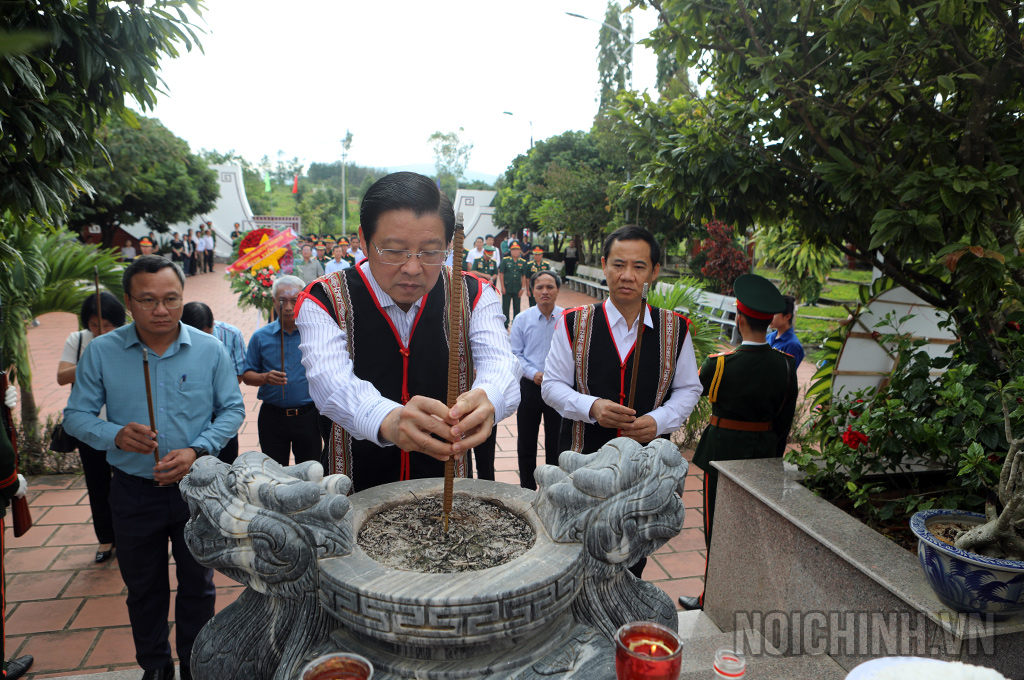 Đồng chí Phan Đình Trạc, Ủy viên Bộ Chính trị, Bí thư Trung ương Đảng, Trưởng Ban Nội chính Trung ương dâng hương tại Nghĩa trang liệt sỹ huyện Sa Thầy tỉnh onTum