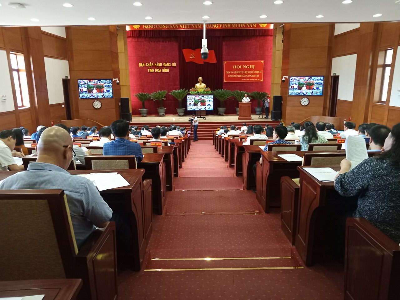Một hội nghị của tỉnh ủy Hòa Bình