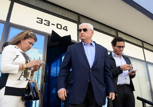 Cựu Tổng thống Panama Ricardo Martinelli (đứng giữa). Ảnh: REUTERS/Stringer