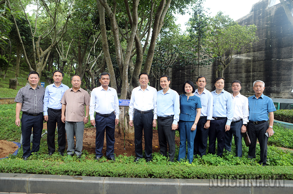  Các đại biểu bên cây lưu niệm của đồng chí Phan Đình Trạc, Ủy viên Bộ Chính trị, Bí thư Trung ương Đảng, Trưởng Ban Nội chính Trung ương và tại Quảng trường Đại đoàn kết