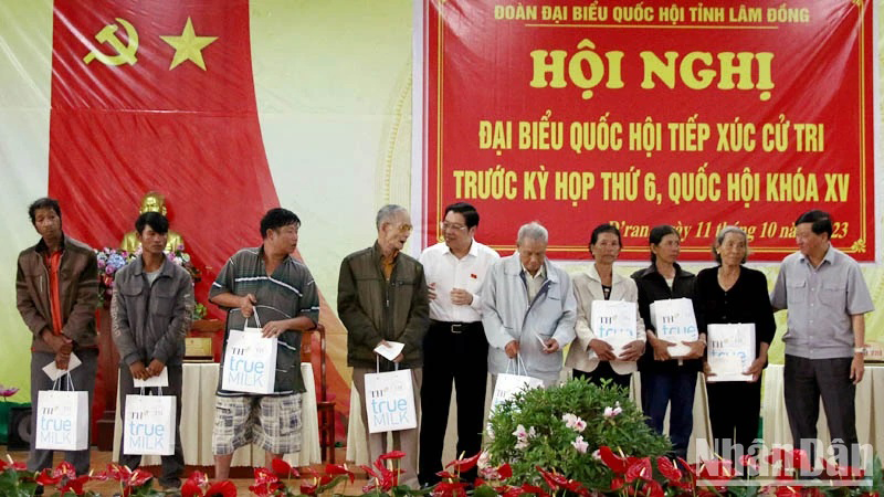 Đồng chí Phan Đình Trạc, Ủy viên Bộ Chính trị, Bí thư Trung ương Đảng, Trưởng Ban Nội chính Trung ương và đồng chí Trần Đức Quận, Ủy viên Trung ương Đảng, Bí thư Tỉnh ủy Lâm Đồng tặng quà cho các hộ khó khăn huyện Đơn Dương