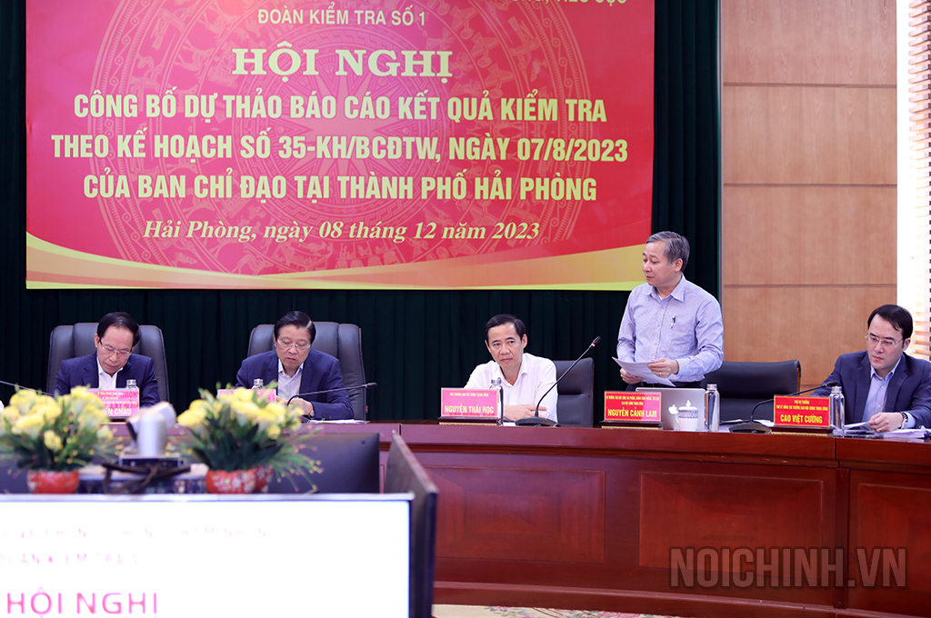 Đồng chí Nguyễn Cảnh Lam, Vụ trưởng Vụ Cải cách tư pháp, Ban Nội chính Trung ương, Thư ký Đoàn kiểm tra trình bày dự thảo Báo cáo kết quả kiểm tra