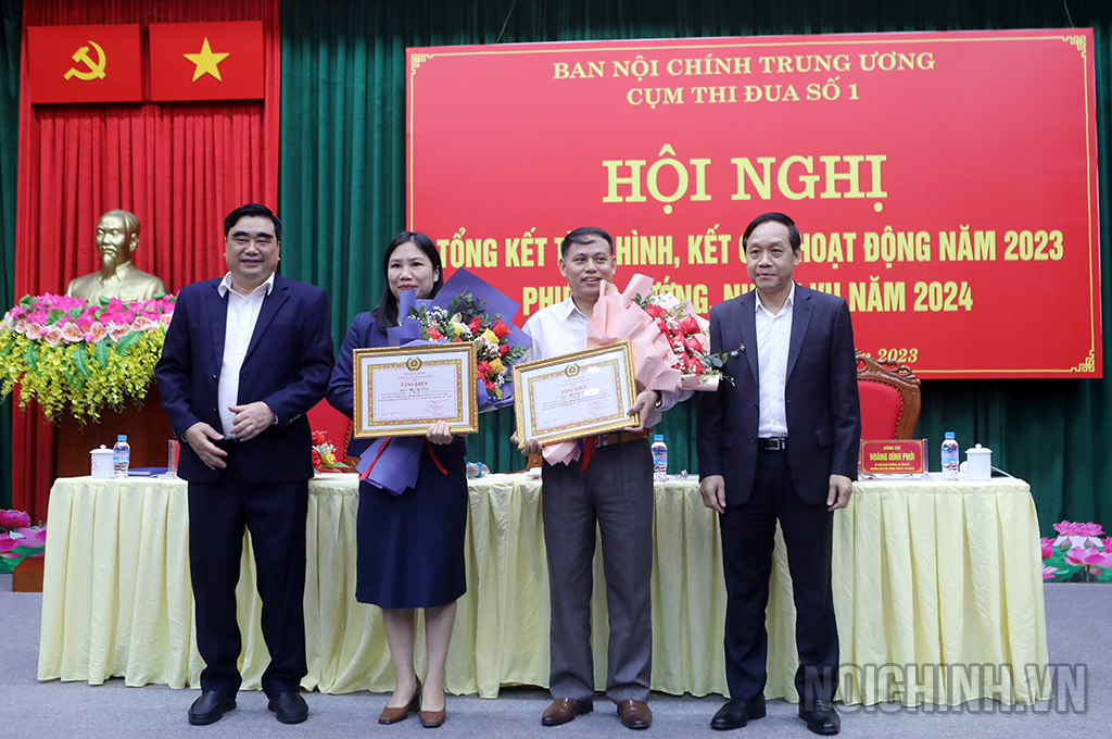 Các đồng chí: Nguyễn Thanh Hải, Phó Trưởng Ban Nội chính Trung ương; Hoàng Đình phới, Trưởng Ban Nội chính Tỉnh ủy Hà Giang tặng hoa, Bằng khen của Trưởng Ban Nội chính Trung ương và chụp ảnh lưu niệm với các cá nhân có thành tích xuất sắc năm 2023