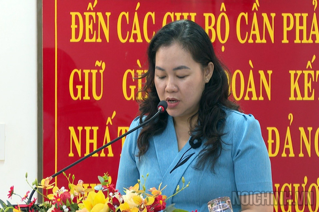 Đồng chí Đào Bảo Minh, Ủy viên Ban Thường vụ Tỉnh ủy, Trưởng Ban Nội chính Tỉnh ủy Phú Yên, Cụm trưởng Cụm thi đua số III phát biểu khai mạc Hội nghị