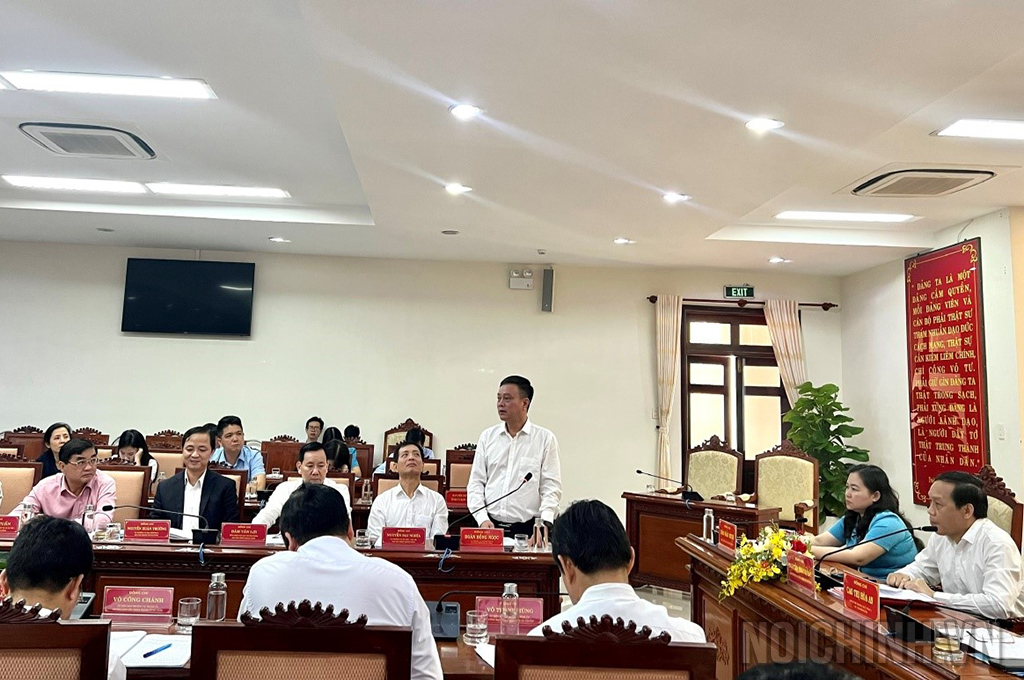 Đồng chí Đoàn Hồng Ngọc, Vụ trưởng Vụ Địa phương II, Ban Nội chính Trung ương phát biểu tại Hội nghị