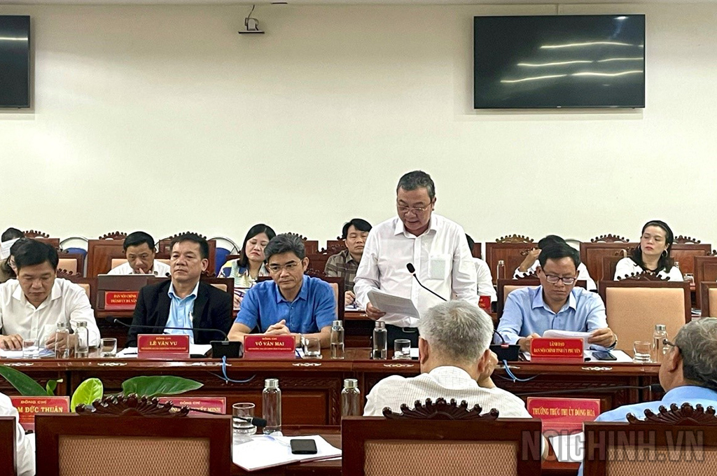 Đồng chí Lê Quang Trung, Phó Trưởng Ban Nội chính Tỉnh ủy Khánh Hòa phát biểu tham luận tại Hội nghị