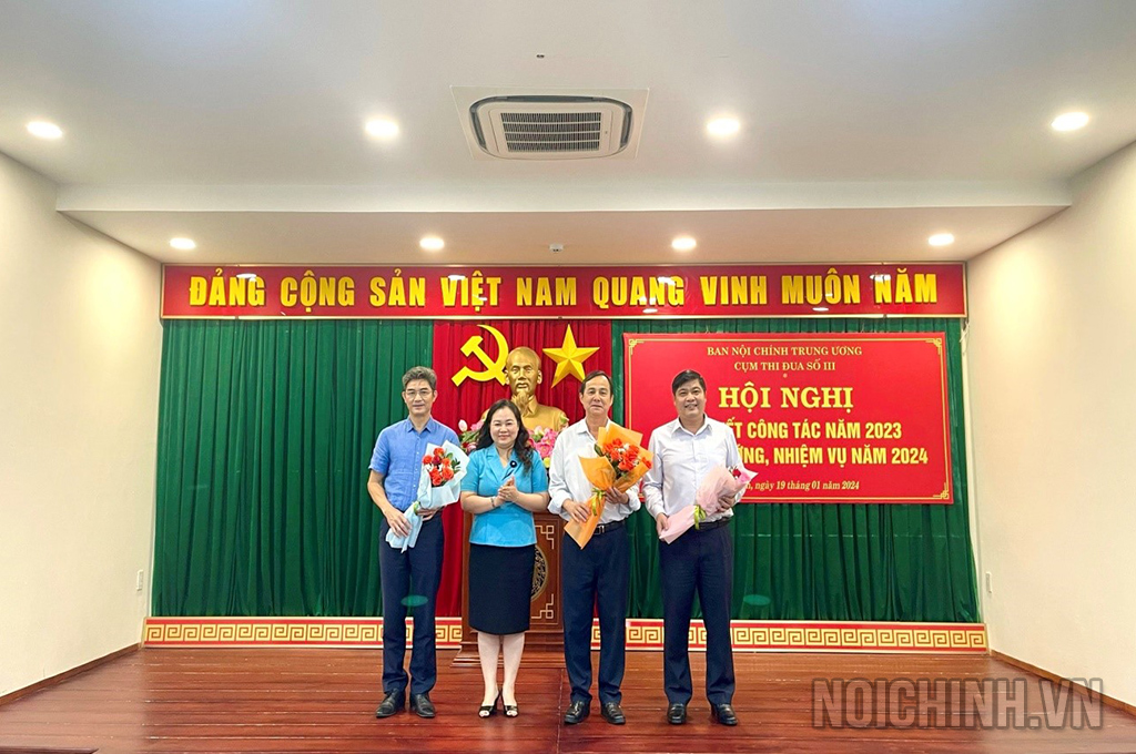 Đồng chí Đào Bảo Minh, Ủy viên Ban Thường vụ Tỉnh ủy, Trưởng Ban Nội chính Tỉnh ủy Phú Yên tặng hoa chúc mừng các đồng chí Cụm trưởng, Cụm phó nhận nhiệm vụ năm 2024