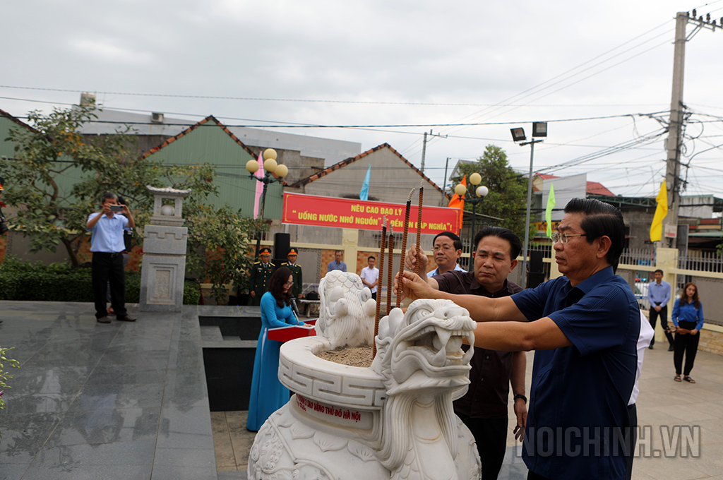 Đồng chí Võ Văn Dũng, Ủy viên Trung ương Đảng, Phó Trưởng Ban Thường trực và đồng chí Nguyễn Văn Yên, Phó Trưởng Ban Nội chính Trung ương dâng hương mộ tập thể liệt sĩ Tiểu đoàn 6, Trung đoàn 12, Sư đoàn 3 Sao vàng