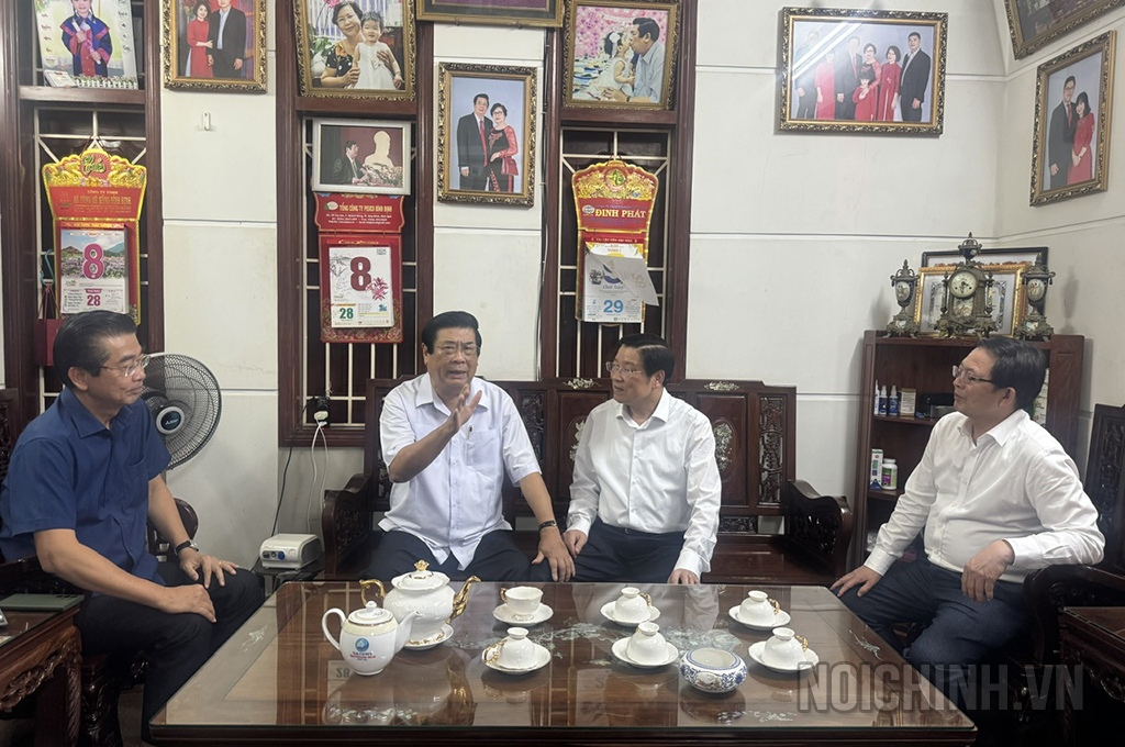 Các đồng chí lãnh đạo Ban Nội chính Trung ương và lãnh đạo tỉnh Bình Định thăm hỏi đồng chí Vũ Hoàng Hà, nguyên Bí thư Tỉnh ủy Bình Định