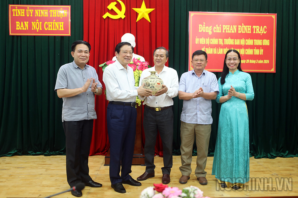 Đồng chí Phan Đình Trạc, Trưởng Ban và đồng chí Nguyễn Văn Yên, Phó Trưởng Ban Nội chính Trung ương trao quà tặng cán bộ, công chức Ban Nội chính Tỉnh ủy Ninh Thuận