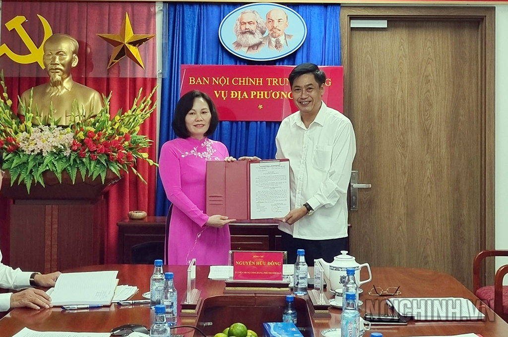 Đồng chí Nguyễn Hữu Đông, Ủy viên Trung ương Đảng, Phó Trưởng Ban Nội chính Trung ương trao Quyết định, chúc mừng đồng chí Phan Thị Hồng, Phó Vụ trưởng Vụ Địa phương III