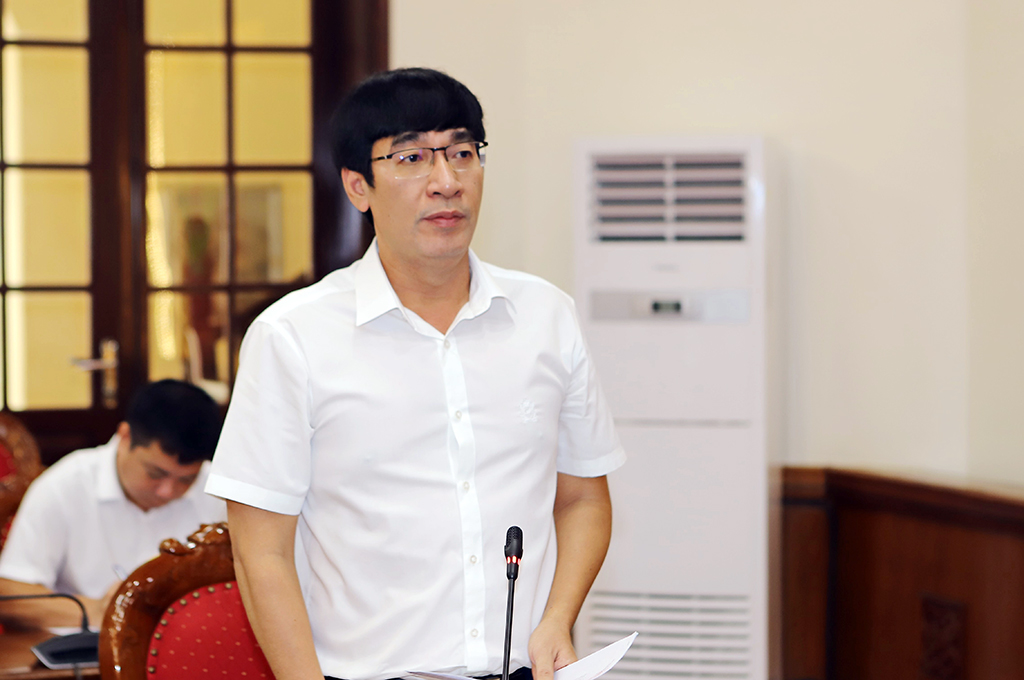 Đồng chí Nguyễn Ngọc Tiến, Ủy viên Ban Thường vụ, Trưởng Ban Nội chính Tỉnh ủy, Phó Trưởng Ban Thường trực Ban Chỉ đạo tỉnh trình bày báo cáo tại Phiên họp