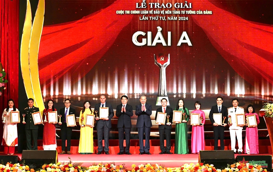Đồng chí Tổng Bí thư, Chủ tịch nước Tô Lâm và đồng chí Lương Cường, Ủy viên Bộ Chính trị, Thường trực Ban Bí thư trao thưởng tặng các tác giả, nhóm tác giả đoạt giải A của Cuộc thi