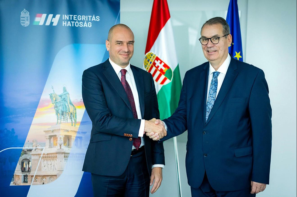 Ông Ville Itälä, Chủ tịch OLAF (phải ảnh) và ông Ferenc Pál Biró, Chủ tịch Cơ quan Liêm chính Hungary thảo luận về việc tăng cường hợp tác nhằm chống gian lận, tham nhũng xuyên biên giới EU. Ảnh: OLAF