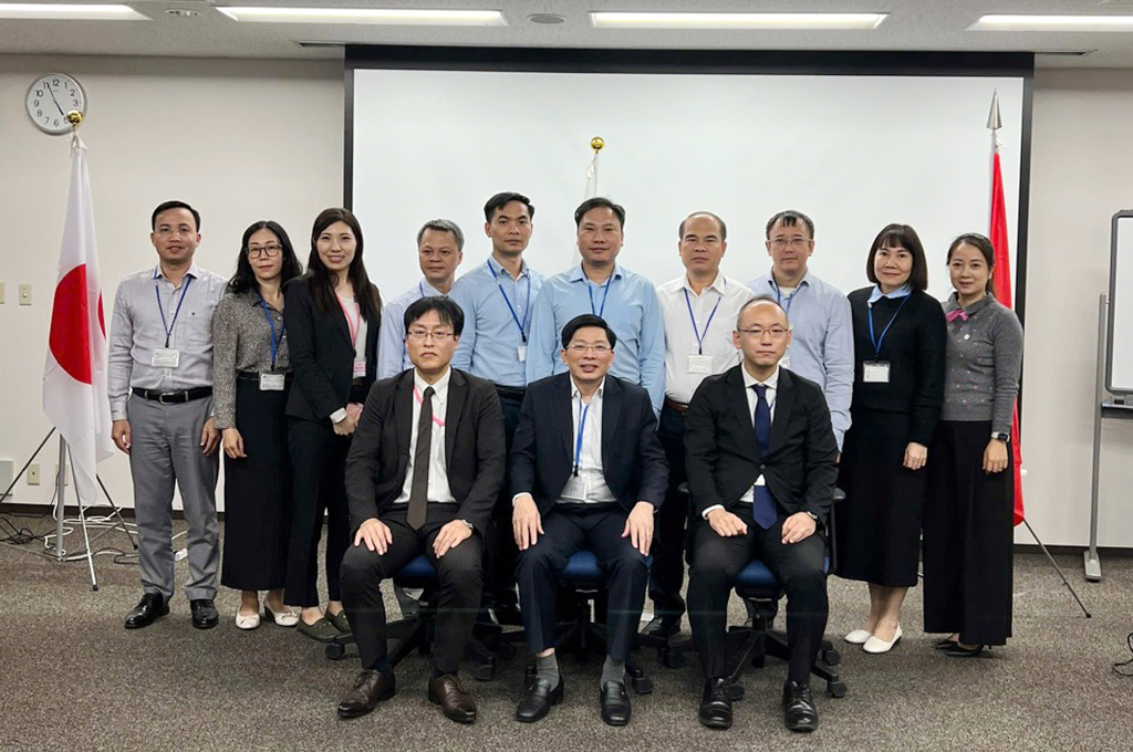 Đoàn công tác chụp ảnh cùng các giảng viên tham gia Chương trình đào tạo