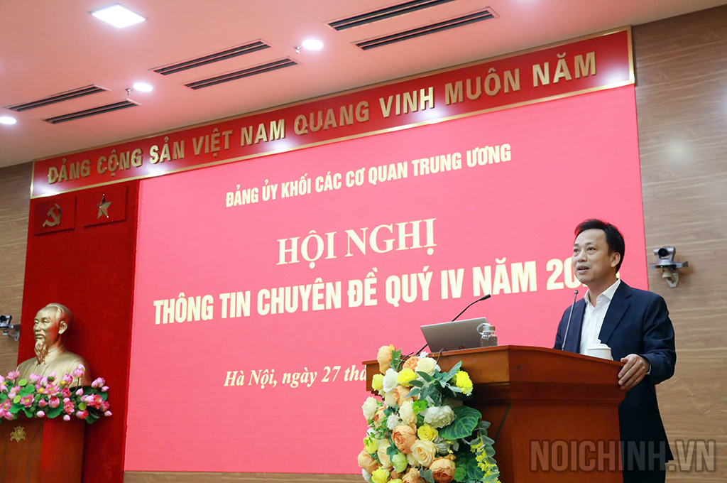 Đồng chí Lại Xuân Lâm, Phó Bí thư Thường trực Đảng ủy Khối các cơ quan Trung ương phát biểu tại Hội nghị