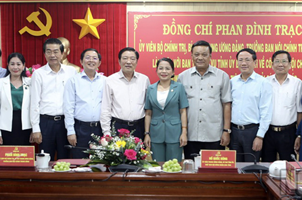 Đồng chí Phan Đình Trạc, Ủy viên Bộ Chính trị, Bí thư Trung ương Đảng, Trưởng Ban Nội chính Trung ương và các đại biểu tại buổi làm việc với Ban Thường vụ Tỉnh ủy Bình Định về công tác nội chính, PCTNTC và cải cách tư pháp, ngày 09/3/2024