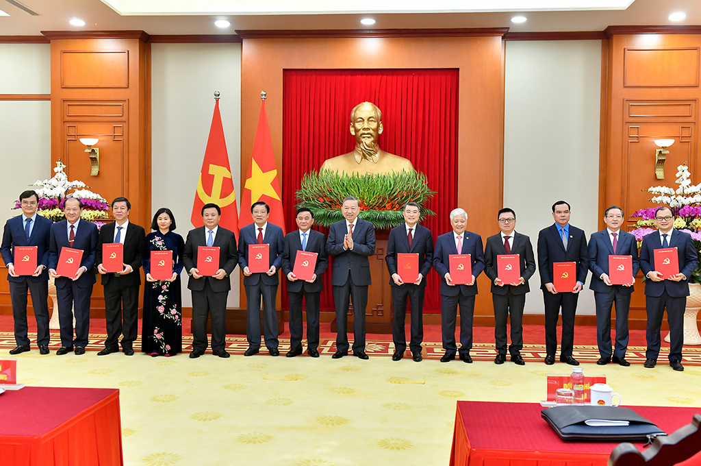 Đồng chí Tổng Bí thư Tô Lâm trao Quyết định của Bộ Chính trị cho các đồng chí lãnh đạo các cơ quan, đơn vị