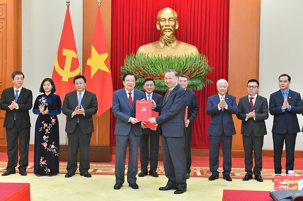 Đồng chí Tổng Bí thư Tô Lâm trao Quyết định của Bộ Chính trị về chức năng, nhiệm vụ, tổ chức bộ máy của Ban Nội chính Trung ương cho đồng chí Phan Đình Trạc, Ủy viên Bộ Chính trị, Bí thư Trung ương Đảng, Trưởng Ban Nội chính Trung ương 