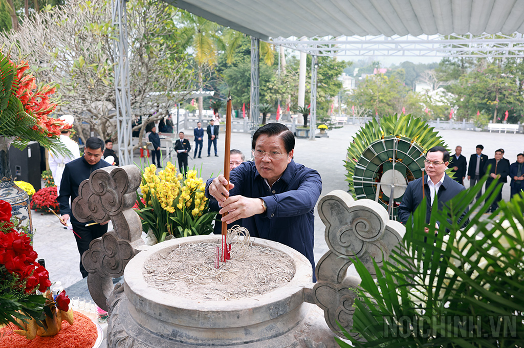 Đồng chí Phan Đình Trạc, Ủy viên Bộ Chính trị, Bí thư Trung ương Đảng, Trưởng Ban Nội chính Trung ương  và các đại biểu dâng hoa tưởng niệm các Anh hùng liệt sĩ tại Nghĩa trang Liệt sĩ quốc gia Vị Xuyên