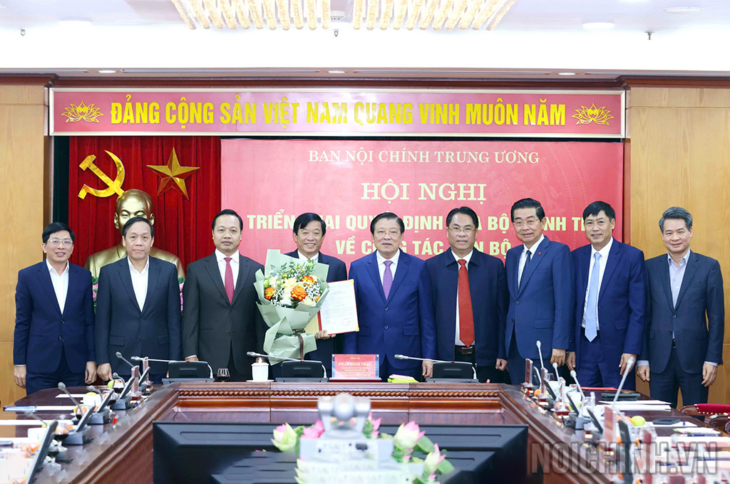Lãnh đạo Trung ương và tỉnh Vĩnh Long chúc mừng đồng chí Bùi Văn Nguyện