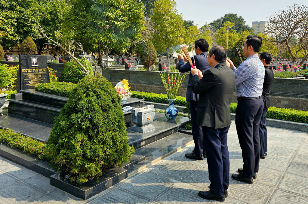 Đồng chí Võ Văn Dũng, Ủy viên Trung ương Đảng, Phó Trưởng ban Thường trực Ban Nội chính Trung ương, Ủy viên Ban Chỉ đạo Trung ương về phòng, chống tham nhũng, lãng phí, tiêu cực cùng lãnh đạo Văn phòng Ban dâng hương, dâng hoa cố Tổng Bí thư Nguyễn Phú Trọng nhân dịp tết Ất Tỵ 2025