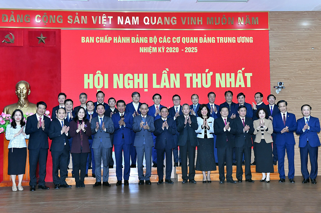 Đồng chí Trần Cẩm Tú, Ủy viên Bộ Chính trị, Thường trực Ban Bí thư, Bí thư Đảng ủy các cơ quan Đảng Trung ương và các đồng chí trong Ban chấp hành Đảng bộ các cơ quan Đảng Trung ương dự Hội nghị