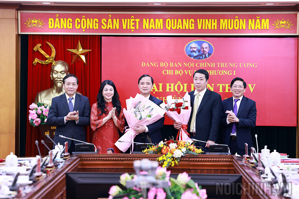 Các đồng chí: Nguyễn Thanh Hải,, Phó Trưởng Ban, Phó Bí thư Đảng ủy Cơ quan Ban Nội chính Trung ương, Đặng Văn Dũng, Phó Trưởng Ban chúc mừng Chi ủy Chi bộ Vụ Địa phương I, nhiệm kỳ 2025-2027