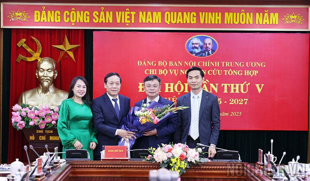 Đồng chí Nguyễn Thanh Hải, Phó Trưởng Ban, Phó Bí thư Đảng ủy Cơ quan Ban Nội chính Trung ương chúc mừng Chi ủy Chi bộ Vụ Nghiên cứu tổng hợp, nhiệm kỳ 2025-2027