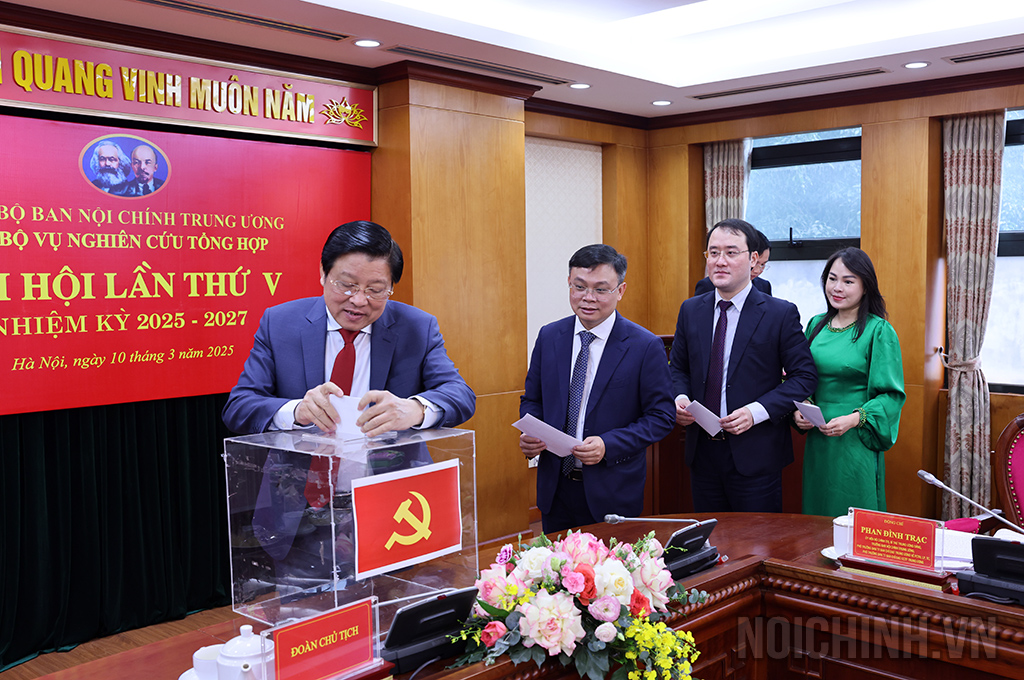 Đảng viên Chi bộ Vụ Nghiên cứu tổng hợp bỏ phiếu bầu Chi ủy Chi bộ nhiệm kỳ 2025-2027