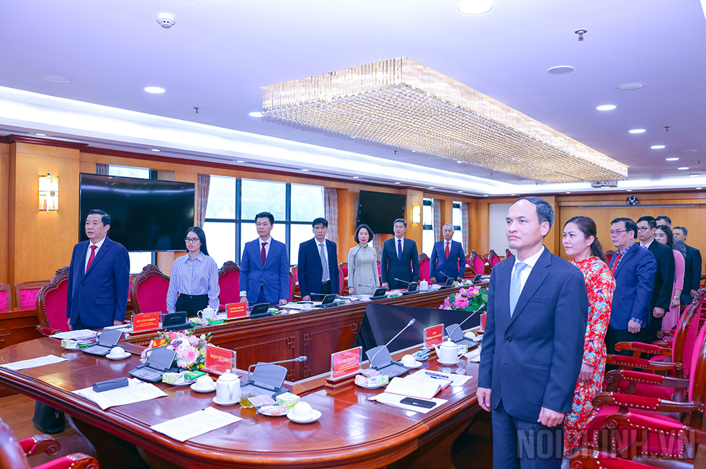 Các đại biểu làm Lễ chào Cờ