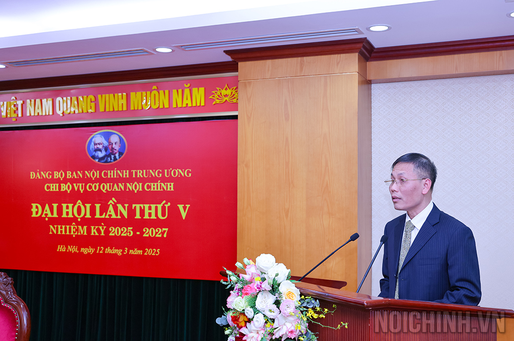 Đồng chí Nguyễn Văn Phương trình bày Báo cáo tại Đại hội