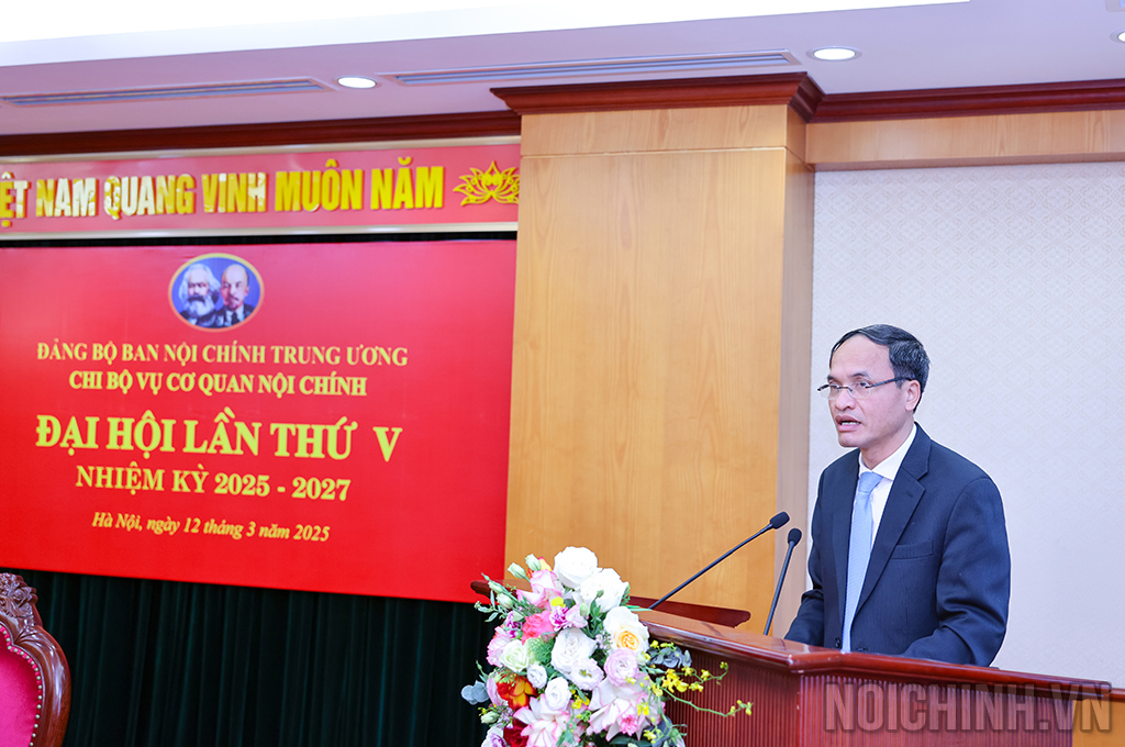 Đồng chí Tạ Văn Giang, Ủy viên Ban Thường vụ, Chánh Văn phòng, Chủ nhiệm Ủy ban kiểm tra Đảng ủy cơ quan Ban Nội chính Trung ương phát biểu