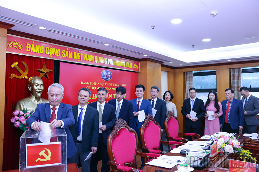 Đảng viên Chi bộ Vụ Cơ quan nội chính bỏ phiếu bầu Chi ủy Chi bộ nhiệm kỳ 2025-2027