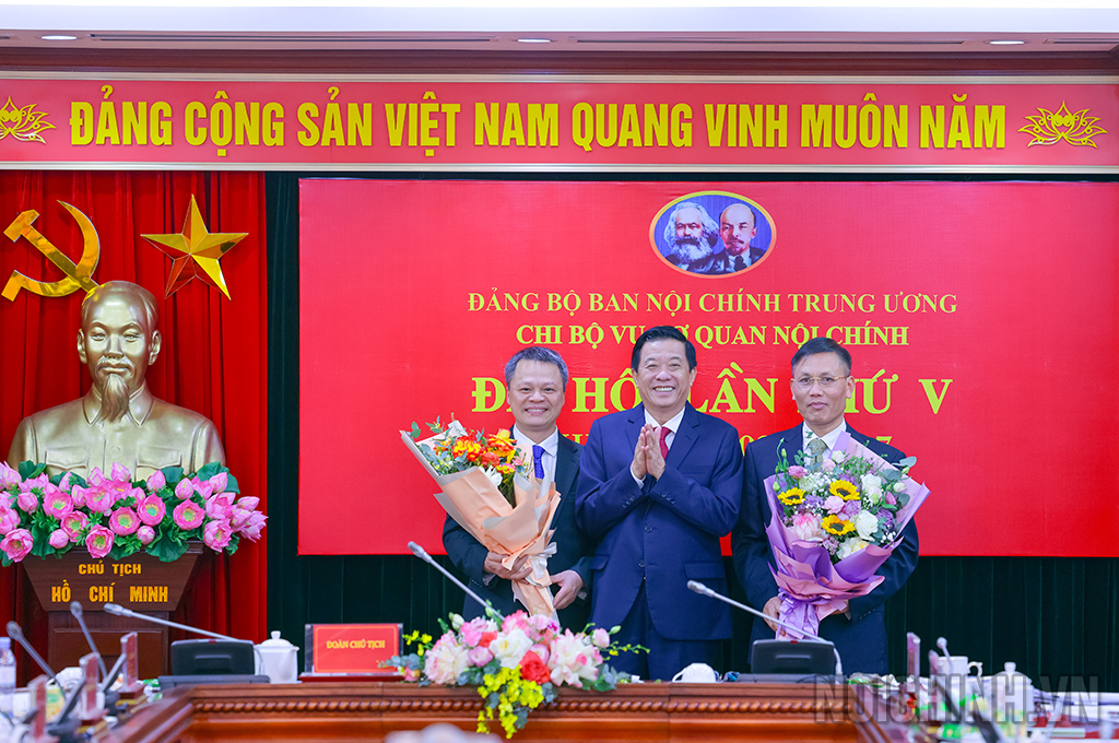 Đồng chí Bùi Văn Nghiêm, Ủy viên Trung ương Đảng, Phó Trưởng Ban Nội chính Trung ương chúc mừng Chi ủy Chi bộ Vụ Cơ quan nội chính nhiệm kỳ 2025-2027