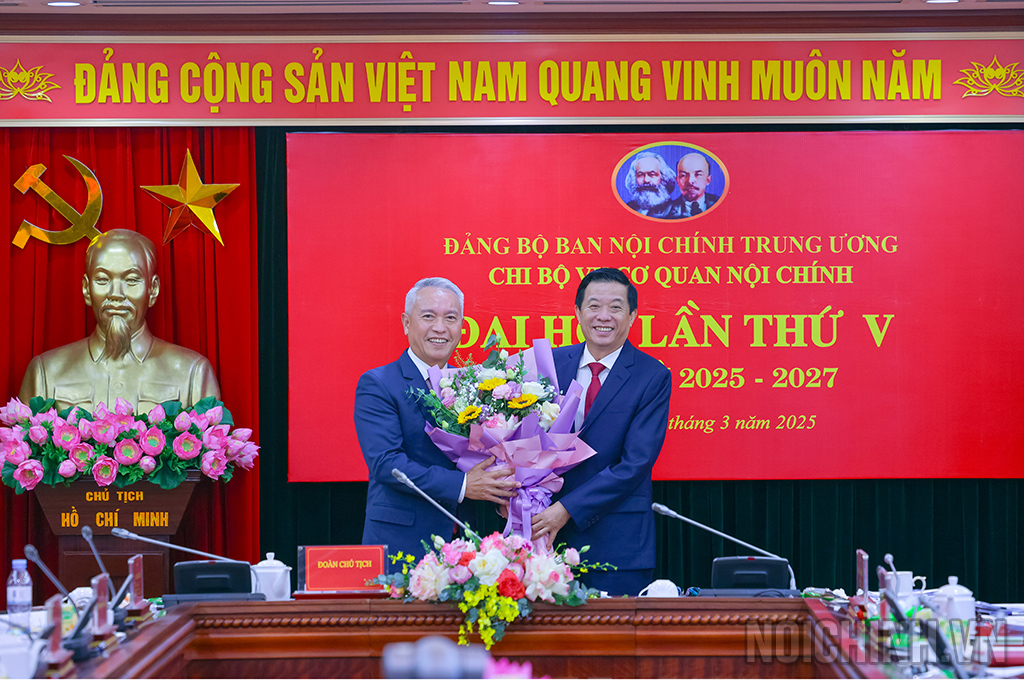 Đồng chí Bùi Văn Nghiêm, Ủy viên Trung ương Đảng, Phó Trưởng Ban Nội chính Trung ương tặng hoa đồng chí Nguyễn Quốc Vinh, Vụ trưởng, nguyên Bí thư Chi bộ Vụ Cơ quan nội chính nhiệm kỳ 2022-2025 thôi tham gia Chi ủy nhiệm kỳ 2025-2027