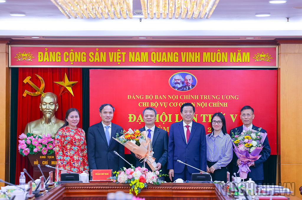 Đại diện Đảng ủy, Công đoàn, Đoàn Thanh niên cơ quan Ban Nội chính Trung ương chúc mừng Chi ủy Chi bộ Vụ Cơ quan nội chính nhiệm kỳ 2025-2027
