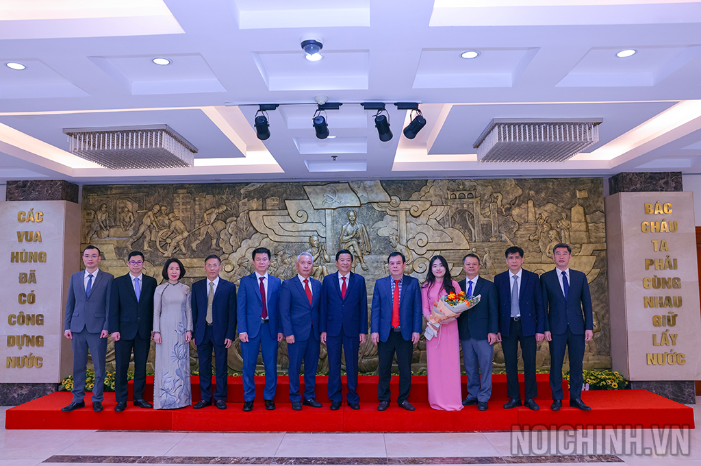 Đảng viên Chi bộ Vụ Cơ quan nội chính