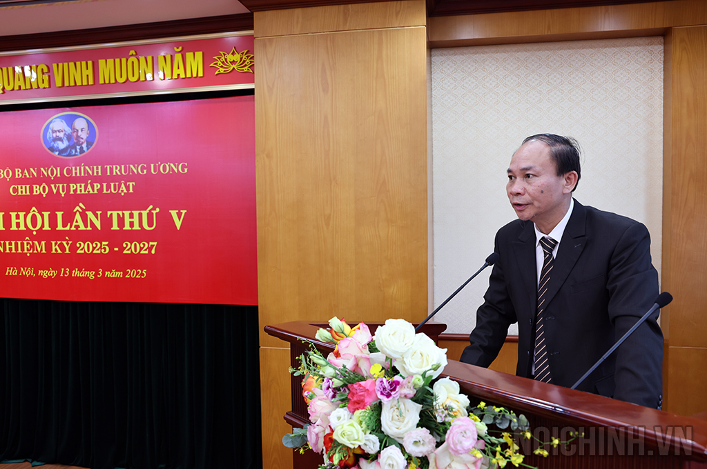 Đồng chí Nguyễn Uyên Minh, Phó Vụ trưởng, Phó Bí thư Chi bộ Vụ Pháp luật, nhiệm kỳ 2025-2027 phát biểu tại Đại hội