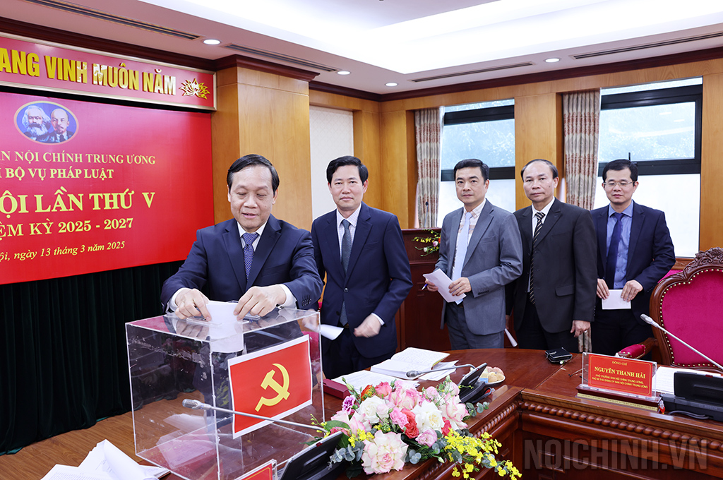 Đảng viên Chi bộ Vụ Pháp luật bỏ phiếu bầu Chi ủy nhiệm kỳ 2025-2027
