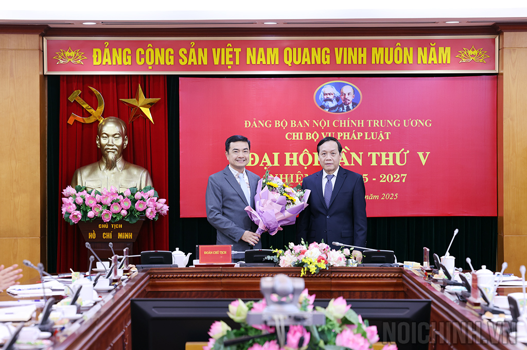 Đồng chí Nguyễn Thanh Hải, Phó Trưởng Ban, Phó Bí thư Đảng ủy cơ quan Ban Nội chính Trung ương tặng hoa đồng chí Đỗ Văn Nhật, Phó Vụ trưởng, nguyên Phó Bí thư Chi bộ Vụ Pháp luật nhiệm kỳ 2022-2025 thôi tham gia Chi ủy nhiệm kỳ 2025-2027