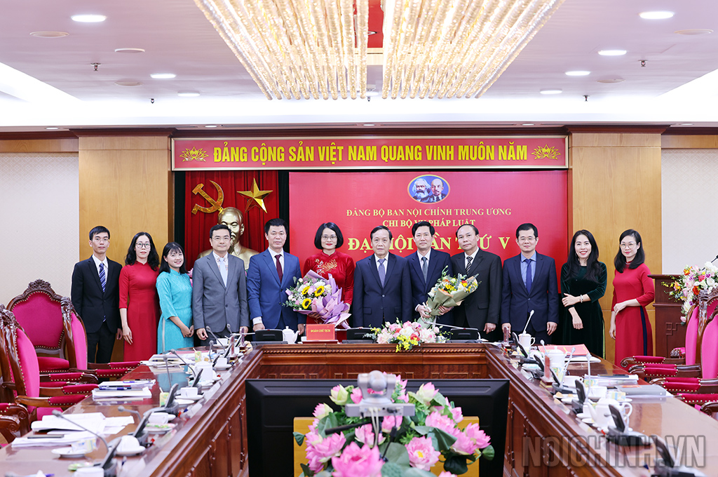 Đại diện Lãnh đạo Ban, Đảng ủy, Công đoàn, Đoàn Thanh niên cơ quan Ban Nội chính Trung ương chúc mừng Chi ủy Chi bộ Vụ Pháp luật nhiệm kỳ 2025-2027