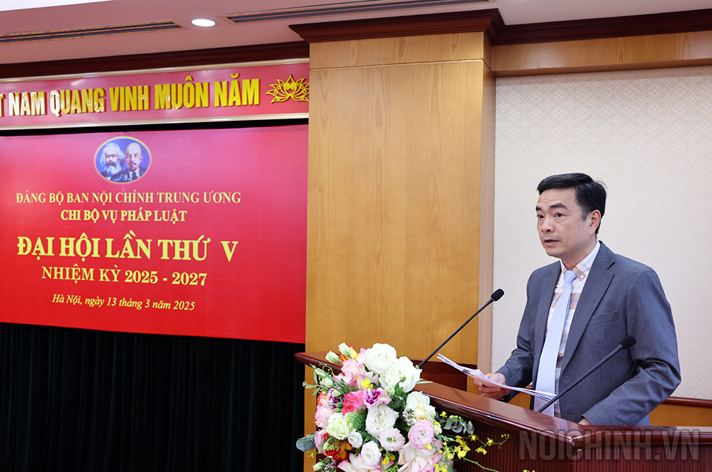 Đồng chí Đỗ Văn Nhật, Phó Vụ trưởng, Phó Bí thư Chi bộ Vụ Pháp luật nhiệm kỳ 2022-2025 trình bày báo cáo tại Đại hội