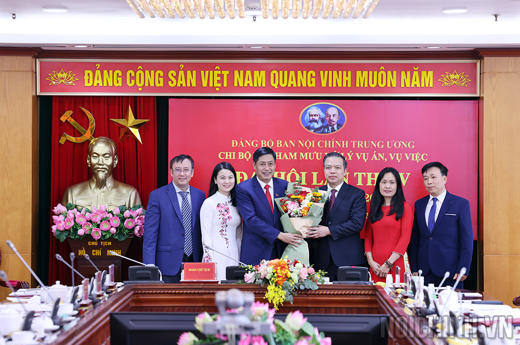 Đồng chí Nguyễn Hữu Đông, Ủy viên Trung ương Đảng, Phó Trưởng Ban Nội chính Trung ương tặng hoa chúc mừng Chi ủy Chi bộ Vụ Tham mưu xử lý vụ án, vụ việc nhiệm kỳ 2025-2027