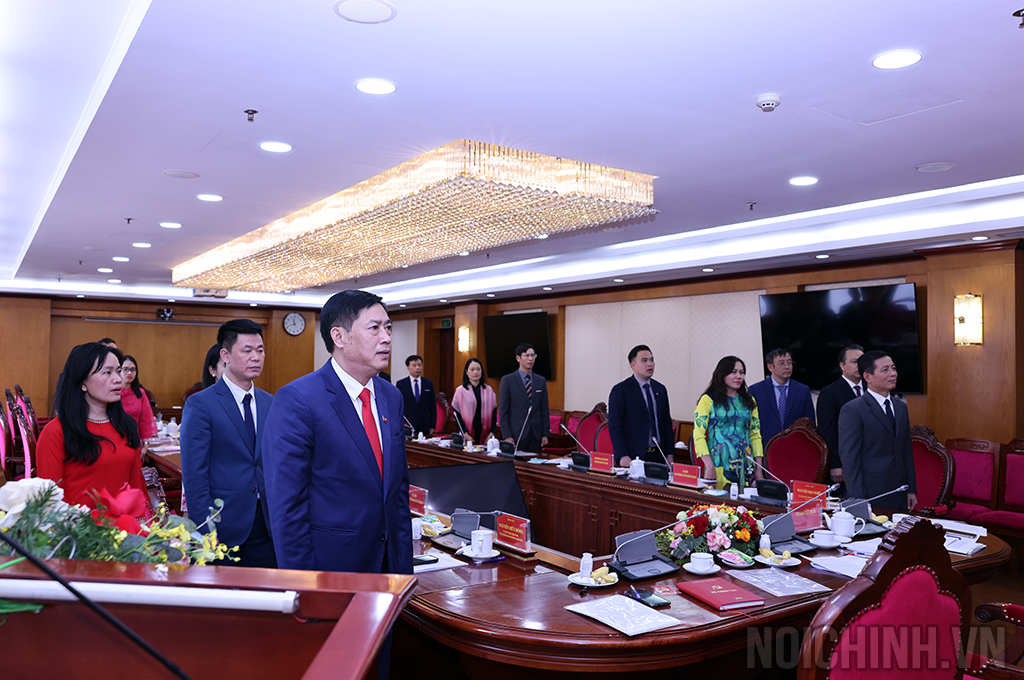 Đại biểu làm Lễ chào Cờ