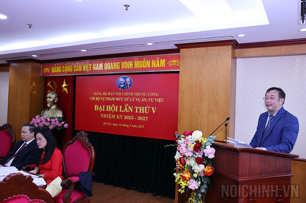 Đồng chí Mai Xuân Bình, Phó Vụ trưởng, Phó Bí thư Chi bộ Vụ Tham mưu xử lý vụ án, vụ việc trình bày báo cáo tại Đại hội
