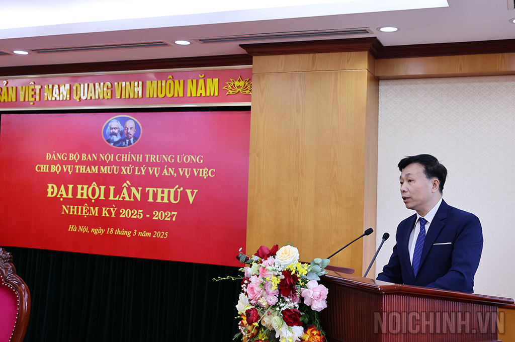Đồng chí Nguyễn Như Đương, Chuyên viên cao cấp, đảng viên Chi bộ Vụ Tham mưu xử lý vụ án, vụ việc tham luận tại Đại hội
