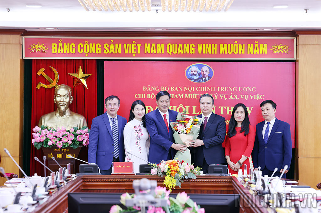Đồng chí Nguyễn Hữu Đông, Ủy viên Trung ương Đảng, Phó Trưởng Ban Nội chính Trung ương tặng hoa chúc mừng Chi ủy Chi bộ Vụ Tham mưu xử lý vụ án, vụ việc nhiệm kỳ 2025-2027