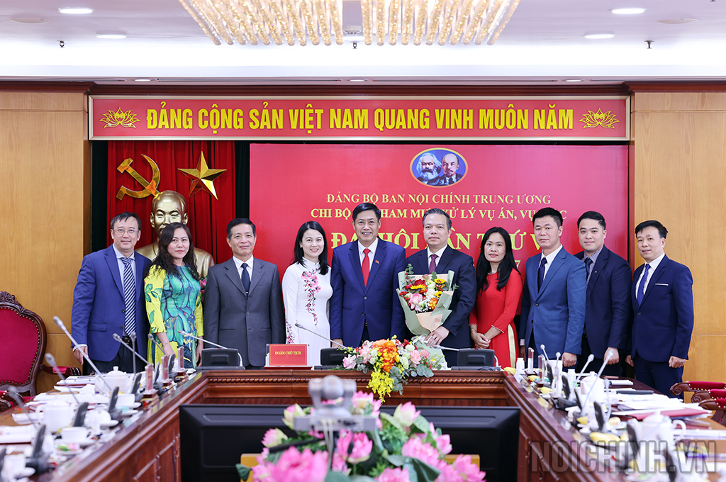 Đại diện Lãnh đạo Ban, Đảng ủy, Công đoàn, Đoàn Thanh niên Ban Nội chính Trung ương chúc mừng Chi ủy Chi bộ Vụ Tham mưu xử lý vụ án, vụ việc nhiệm kỳ 2025-2027