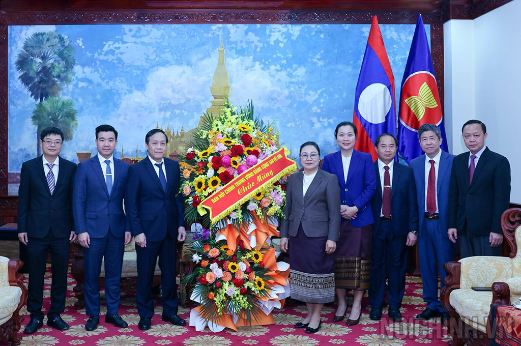 Đồng chí Nguyễn Thanh Hải, Phó Trưởng Ban Nội chính Trung ương và đoàn chúc mừng 70 năm ngày thành lập Đảng Nhân dân Cách mạng Lào 